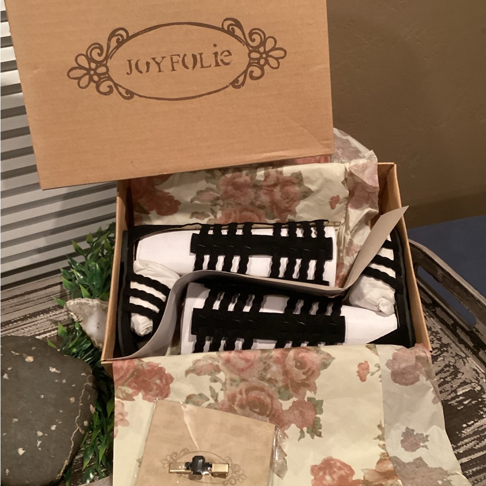 Joyfolie Monochrome Striped Footwear